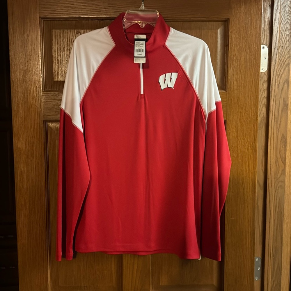 Brand new Men’s Medium Wisc Badgers 3/4 pullover!